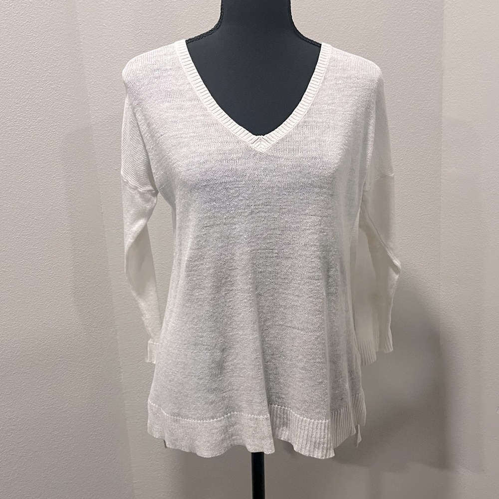 Women’s Light V-Neck Sweater - M